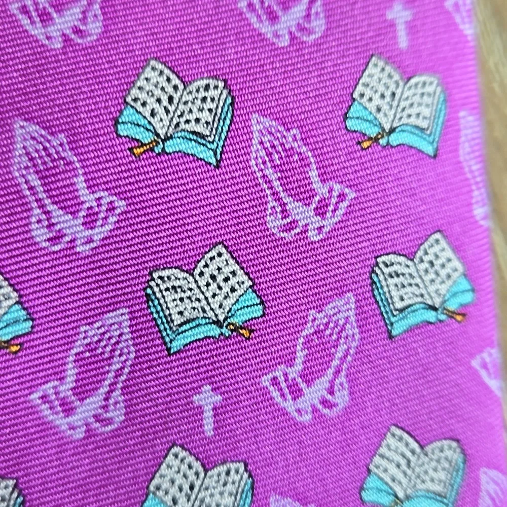 Prayer Hands and Bibles necktie - Picture 2 of 4